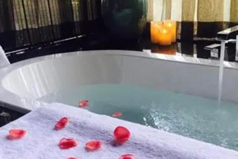 武汉汉南区水疗池中的失重冥想：当身体学会漂浮